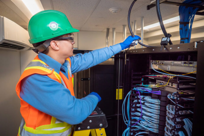 Un technicien du service des données et de réseautage de B&M effectue une inspection et un contrôle de qualité