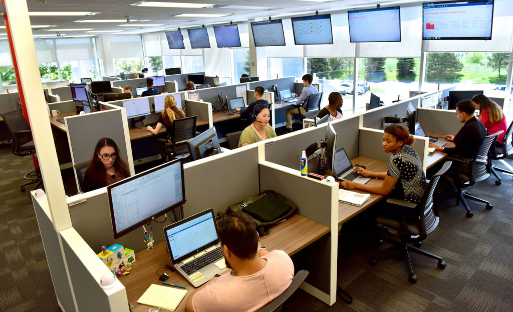 Une photo d’employés qui travaillent à un centre de contact central de B&M accessible en tout temps