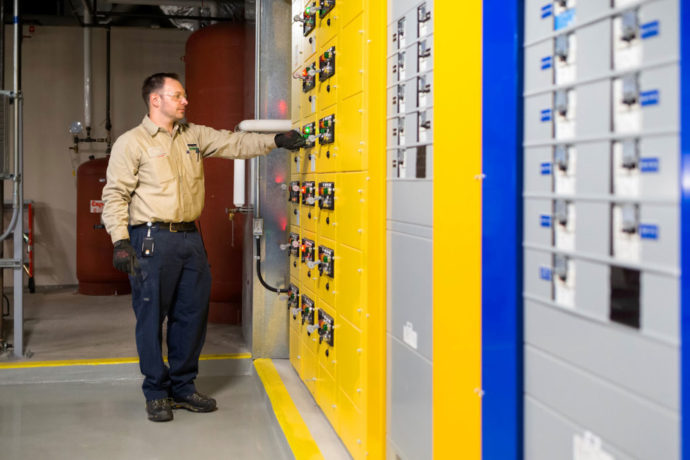 Un technicien des services de B&M fournit des services d’entretien électrique
