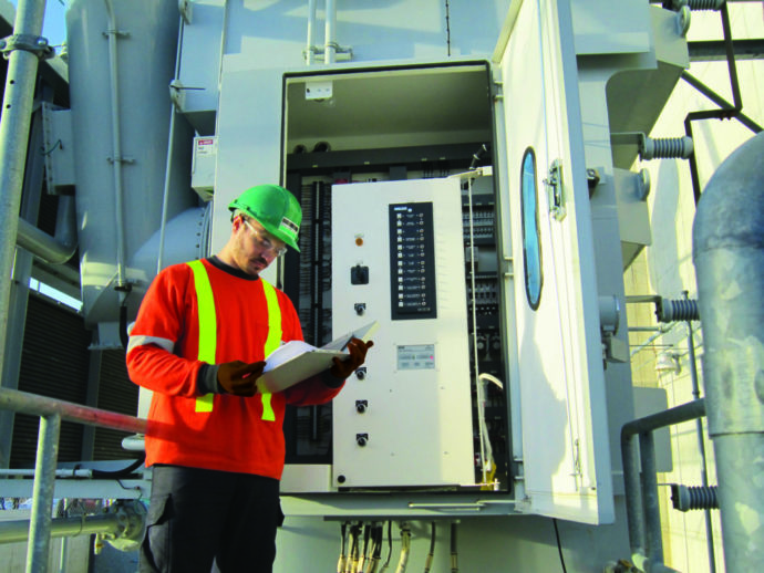 Un technicien des services de B&M fournit des services d’entretien planifié pour un système électrique à une propriété