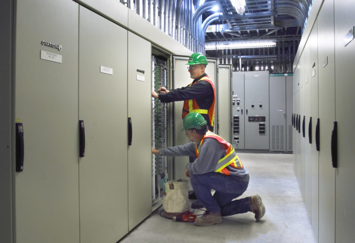 Deux techniciens des services de B&M fournissent des services électriques au site d’un client