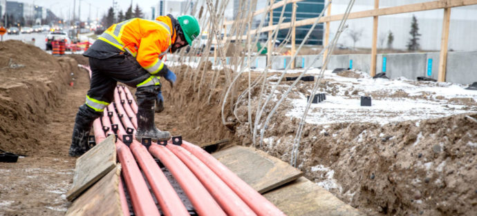 Un professionnel en gestion des travaux civils de B&M supervise un projet de câblage haute tension souterrain