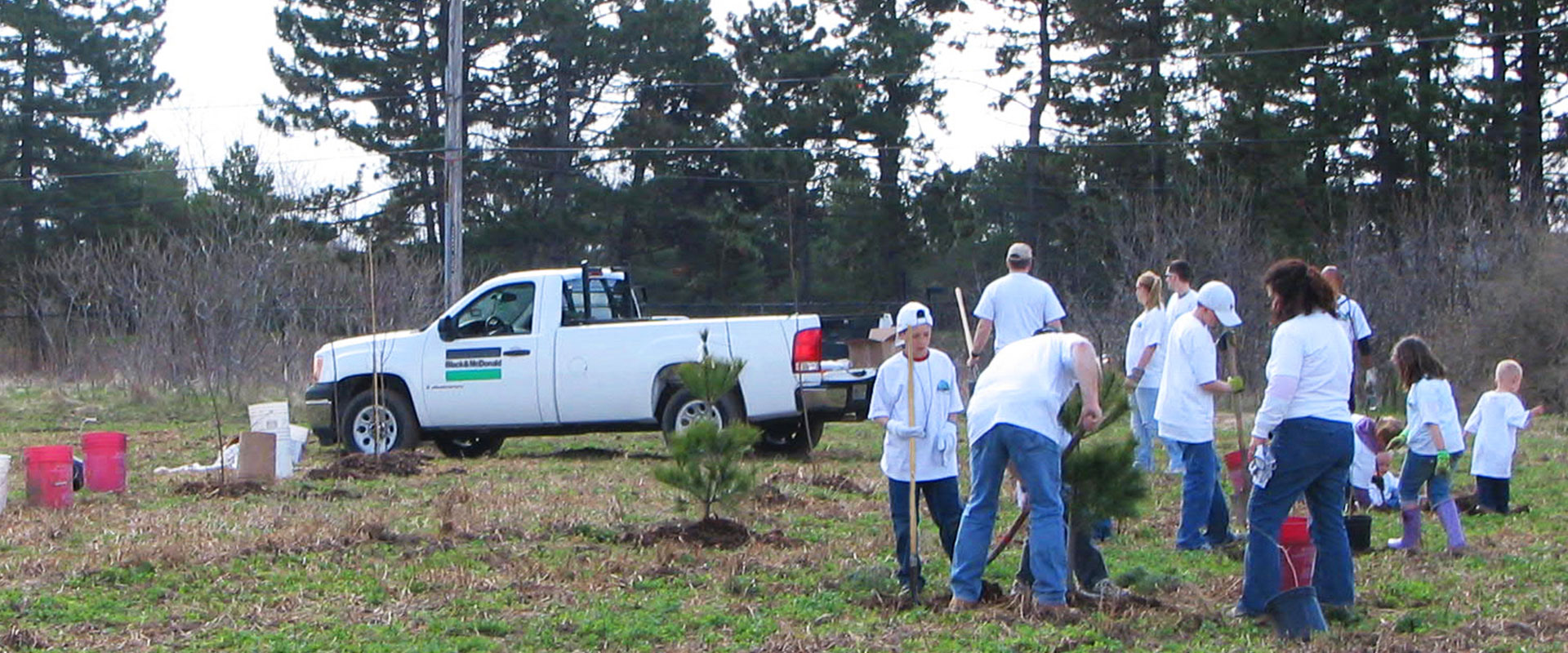 Employés de B&M et leurs familles à un événement RSE de plantation d’arbres