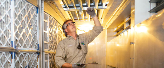 Un technicien CVCA de B&M inspecte et remplace les filtres d’une installation