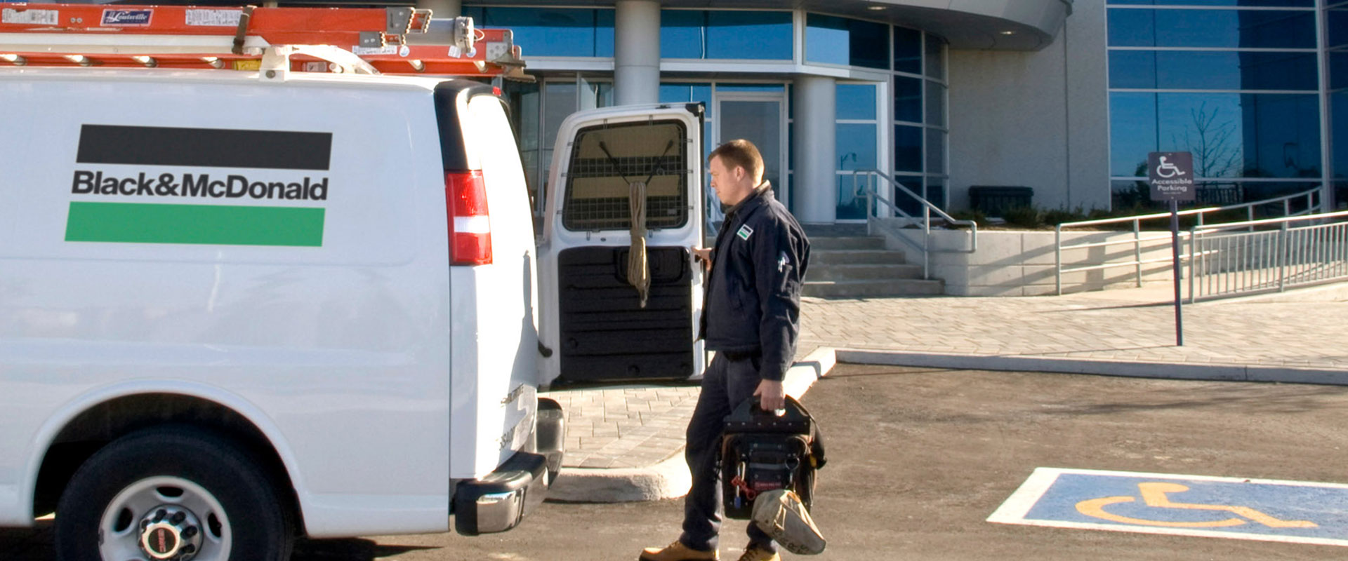 Un technicien des services de B&M charge l’équipement dans la fourgonnette de service