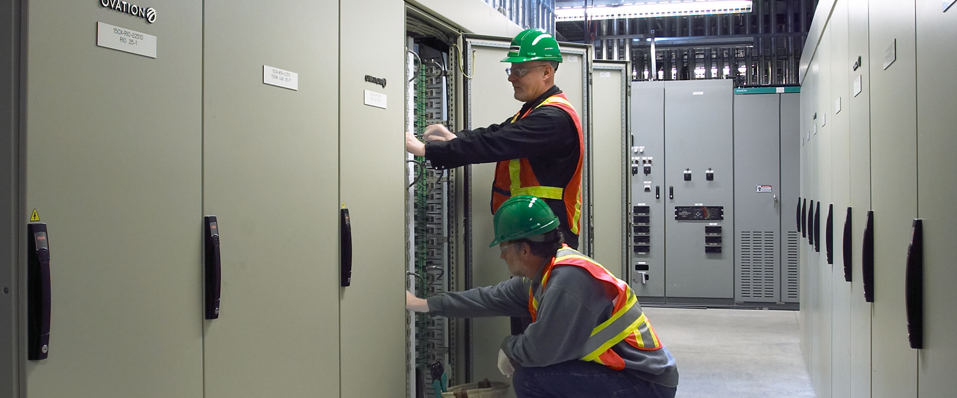 Deux techniciens de B&M fournissent des services d’entretien avec de l’équipement électrique