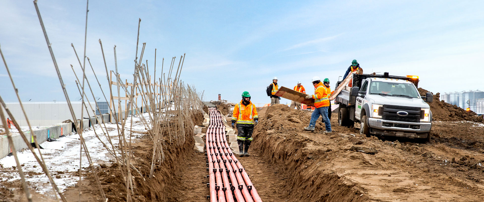 Une équipe de travailleurs de la construction de B&M met en œuvre un projet de câblage optique souterrain