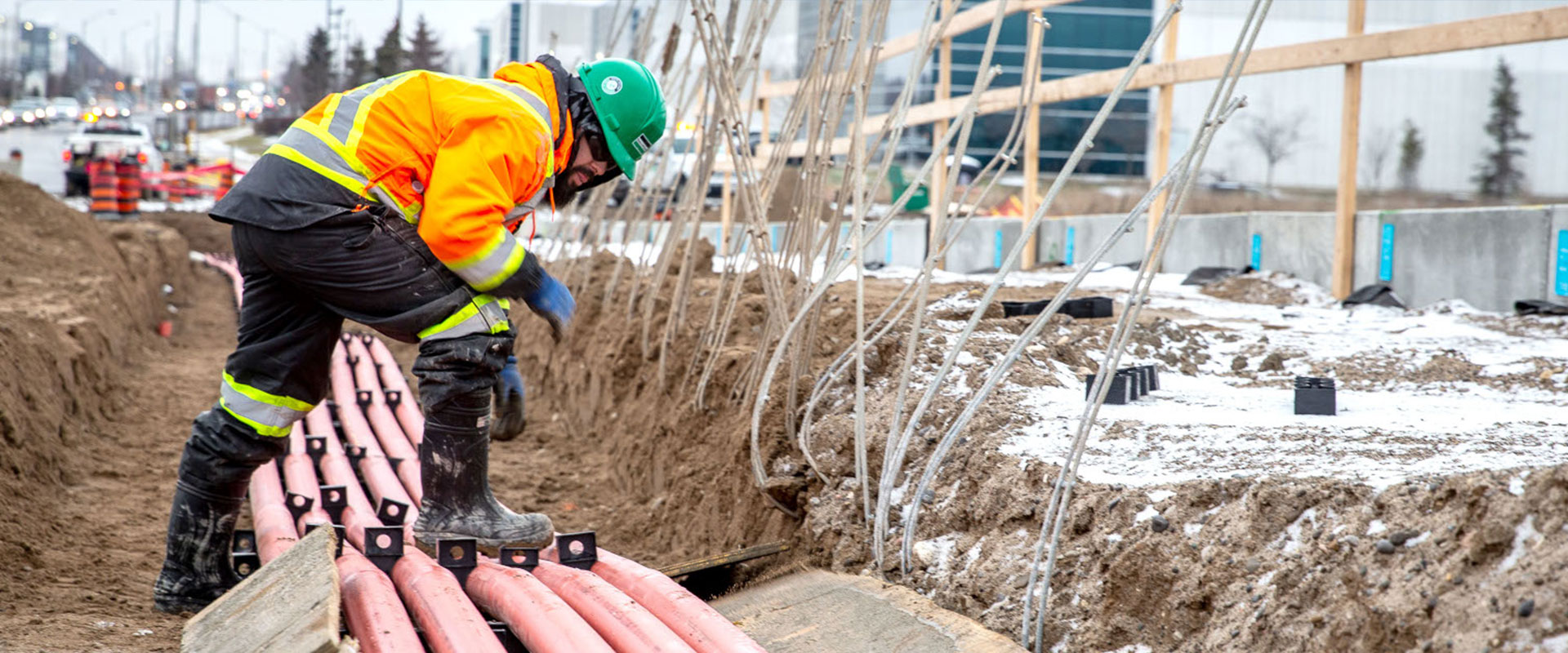 Un professionnel en gestion des travaux civils de B&M supervise un projet de câblage haute tension souterrain