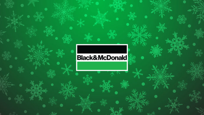 Image de flocons de neige tombant sur le logo de Black & McDonald